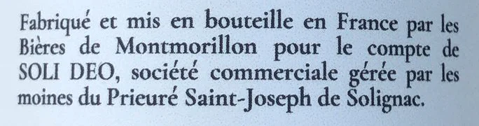 Mention de fabrication sur une étiquette de bière indiquant qu'elle est fabriquée par les Bières de Montmorillon pour la société SOLI DEO, gérée par les moines du Prieuré Saint-Joseph de Solignac.